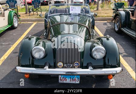 Chicago, Illinois, États-Unis - 08 septembre 2024 : Morgan plus four Flat Rad deux places roadster rétro cabriolet, vue de côté. Voiture verte rétro. Morgan plus Banque D'Images