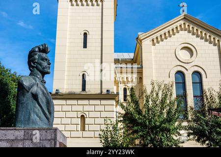 Buste du poète hongrois Sándor Petőfi à côté de l'église Saint-Joseph, citadelle de Sighișoara, Sighișoara, Transylvanie, Roumanie Banque D'Images