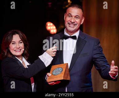 ARNHEM - Ruud Gullit sur scène après avoir remporté le Prix de carrière Fanny Blankers-Koen lors de la remise de prix sportifs lors du Gala sportif du CNO*NSF. ANP ROBIN VAN LONKHUIJSEN Banque D'Images