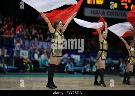 Wroclaw, basse-Silésie, Pologne. 18 décembre 2024. Cheerleaders lors d'un match de la Ligue des champions de basket-ball entre WKS Slask Wroclaw et Rytas Vilnius, le 18 décembre 2024. Wroclaw, Pologne. (Crédit image : © Mateusz Birecki/ZUMA Press Wire) USAGE ÉDITORIAL SEULEMENT! Non destiné à UN USAGE commercial ! Banque D'Images
