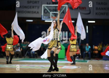 Wroclaw, basse-Silésie, Pologne. 18 décembre 2024. Cheerleaders lors d'un match de la Ligue des champions de basket-ball entre WKS Slask Wroclaw et Rytas Vilnius, le 18 décembre 2024. Wroclaw, Pologne. (Crédit image : © Mateusz Birecki/ZUMA Press Wire) USAGE ÉDITORIAL SEULEMENT! Non destiné à UN USAGE commercial ! Banque D'Images