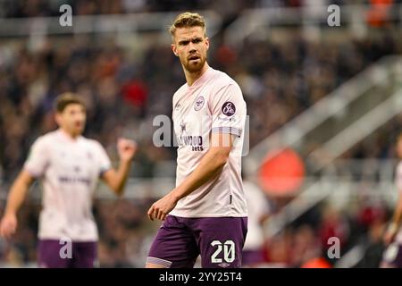 Newcastle upon Tyne, Royaume-Uni. 18 décembre 2024. NEWCASTLE, ANGLETERRE - 18 DÉCEMBRE : Kristoffer Ajer de Brentford marche sur le terrain lors du match des quarts de finale EFL Carabao Cup 2024/25 entre Newcastle United et Brentford FC au James' Park, le 18 décembre 2024 à Newcastle, Angleterre. (Richard Callis/SPP) crédit : photo de presse sportive SPP. /Alamy Live News Banque D'Images