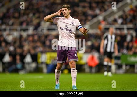 Newcastle upon Tyne, Royaume-Uni. 18 décembre 2024. NEWCASTLE, ANGLETERRE - 18 DÉCEMBRE : Vitaly Janelt de Brentford réagit lors du match des quarts de finale de la EFL Carabao Cup 2024/25 entre Newcastle United et Brentford FC au James' Park, le 18 décembre 2024 à Newcastle, Angleterre. (Richard Callis/SPP) crédit : photo de presse sportive SPP. /Alamy Live News Banque D'Images