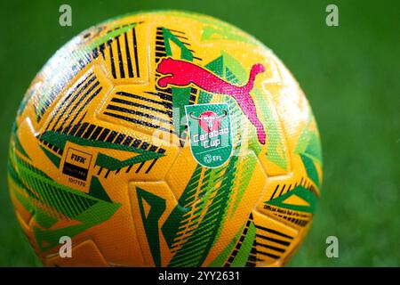 Gros plan du ballon officiel de la Coupe Puma Carabao lors du match de quart de finale de la Coupe Carabao à l'Emirates Stadium, à Londres. Date de la photo : mercredi 18 décembre 2024. Banque D'Images