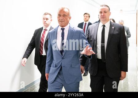 Washington, États-Unis. 18 décembre 2024. Robert F. Kennedy Jr. marchant dans un couloir dans le bâtiment du bureau du Sénat Dirksen au Capitole des États-Unis. Crédit : SOPA images Limited/Alamy Live News Banque D'Images