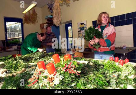 DATE D'ENREGISTREMENT NON INDIQUÉE couronne de l'Avent verte avec des bougies et des décorations dans la saison de noël couronne de l'Avent dans la saison de noël Banque D'Images