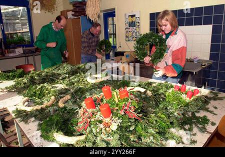 DATE D'ENREGISTREMENT NON INDIQUÉE couronne de l'Avent verte avec des bougies et des décorations dans la saison de noël couronne de l'Avent dans la saison de noël Banque D'Images