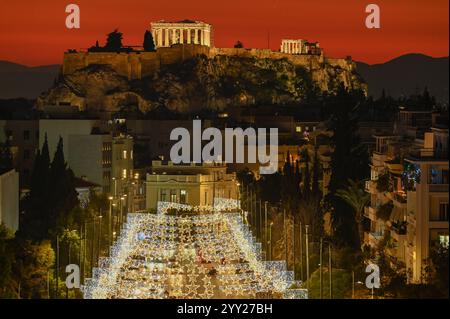 Des lumières de Noël décorant Athènes avec l'Acropole en arrière-plan des luminaires de Noël décorent une rue dans le centre d'Athènes avec l'Acropole en arrière-plan. Athènes Grèce Copyright : xNicolasxKoutsokostasxNicolasxKoutsokostasx DSC 202412180237 Banque D'Images