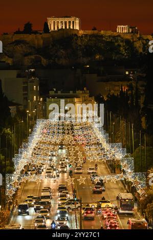 Des lumières de Noël décorant Athènes avec l'Acropole en arrière-plan des luminaires de Noël décorent une rue dans le centre d'Athènes avec l'Acropole en arrière-plan. Athènes Grèce Copyright : xNicolasxKoutsokostasxNicolasxKoutsokostasx DSC 202412180249 Banque D'Images