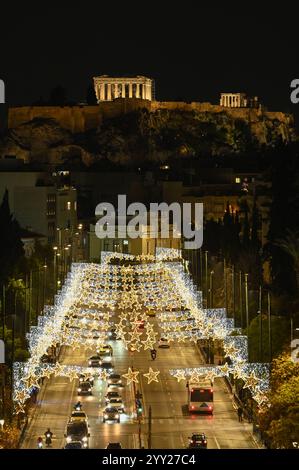 Des lumières de Noël décorant Athènes avec l'Acropole en arrière-plan des luminaires de Noël décorent une rue dans le centre d'Athènes avec l'Acropole en arrière-plan. Athènes Grèce Copyright : xNicolasxKoutsokostasxNicolasxKoutsokostasx DSC 202412180554 Banque D'Images