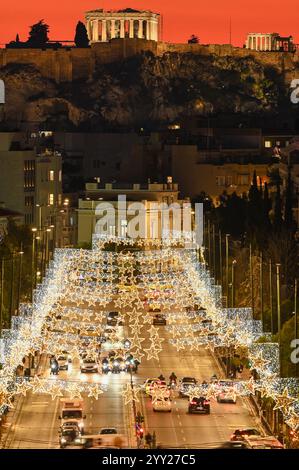 Des lumières de Noël décorant Athènes avec l'Acropole en arrière-plan des luminaires de Noël décorent une rue dans le centre d'Athènes avec l'Acropole en arrière-plan. Athènes Grèce Copyright : xNicolasxKoutsokostasxNicolasxKoutsokostasx DSC 202412180109 Banque D'Images