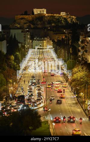 Des lumières de Noël décorant Athènes avec l'Acropole en arrière-plan des luminaires de Noël décorent une rue dans le centre d'Athènes avec l'Acropole en arrière-plan. Athènes Grèce Copyright : xNicolasxKoutsokostasxNicolasxKoutsokostasx DSC 202412180294 Banque D'Images