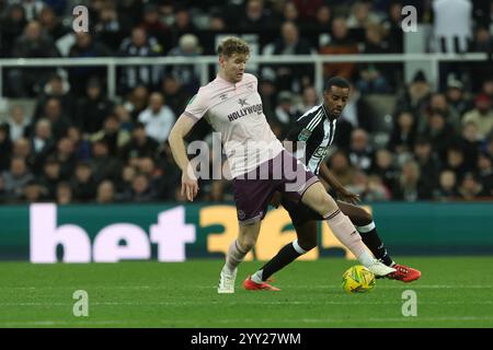 Nathan Collins de Brentford en action avec Alexander Isak de Newcastle United lors du Carabao Cup Quarter final match entre Newcastle United et Brentford au James's Park, Newcastle le mercredi 18 décembre 2024. (Photo : Mark Fletcher | mi News) crédit : MI News & Sport /Alamy Live News Banque D'Images