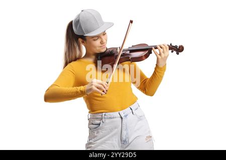 Jeune femme à la mode jouant un violon isolé sur fond blanc Banque D'Images