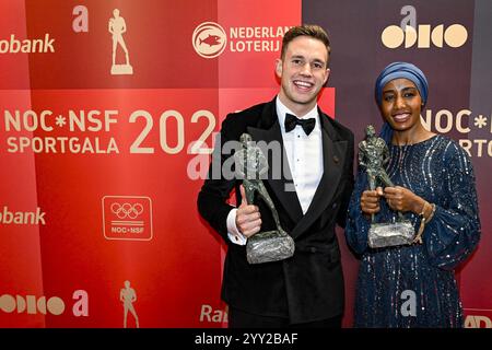 Arhnem, Nethelands. 18 décembre 2024. ARNHEM, 18-12-2024, Hotel Papendal, NOC*NSF Sportgala 2024. De jaarlijkse sportprijzen worden uitgereikt op het NOC*NSF Sportgala à l'Hôtel Papendal à Arnhem. Op de foto : Harrie Lavreysen Sportman van het Jaar en Sifan Hassan Sportvrouw van het Jaar crédit : Pro Shots/Alamy Live News Banque D'Images