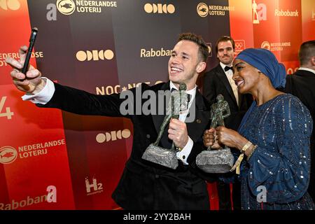 Arhnem, Nethelands. 18 décembre 2024. ARNHEM, 18-12-2024, Hotel Papendal, NOC*NSF Sportgala 2024. De jaarlijkse sportprijzen worden uitgereikt op het NOC*NSF Sportgala à l'Hôtel Papendal à Arnhem. Op de foto : Harrie Lavreysen Sportman van het Jaar en Sifan Hassan Sportvrouw van het Jaar crédit : Pro Shots/Alamy Live News Banque D'Images