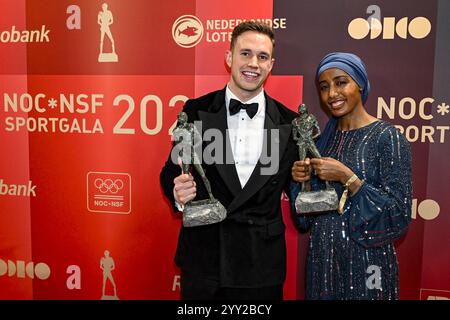 Arhnem, Nethelands. 18 décembre 2024. ARNHEM, 18-12-2024, Hotel Papendal, NOC*NSF Sportgala 2024. De jaarlijkse sportprijzen worden uitgereikt op het NOC*NSF Sportgala à l'Hôtel Papendal à Arnhem. Op de foto : Harrie Lavreysen Sportman van het Jaar en Sifan Hassan Sportvrouw van het Jaar crédit : Pro Shots/Alamy Live News Banque D'Images