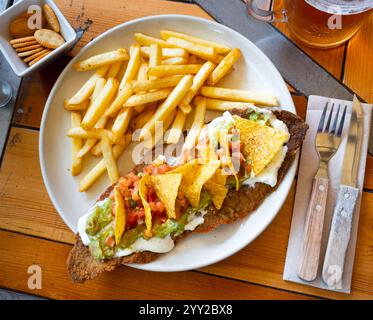 Portion de milanesa mexicaine juste cuite avec des frites Banque D'Images