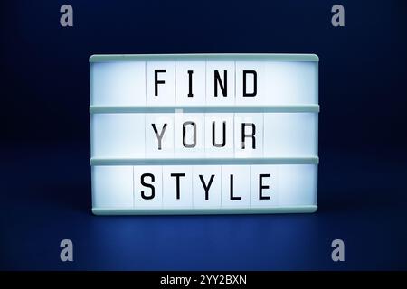 Trouvez le texte de votre style de papier à lettres sur LED Lightbox sur fond bleu Banque D'Images