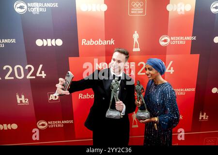 ARNHEM - Harrie Lavreysen et Sifan Hassan avec les prix du sportif et de la sportive de l'année 2024 lors de la remise des prix sportifs lors du gala sportif NOC*NSF. ANP ROBIN VAN LONKHUIJSEN Banque D'Images