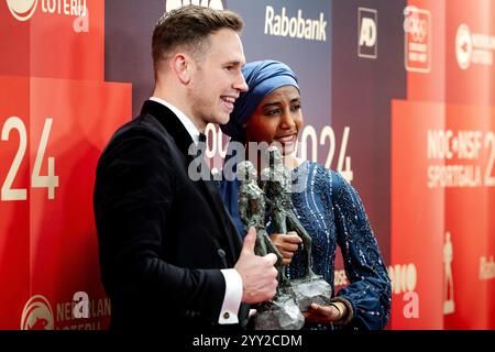 ARNHEM - Harrie Lavreysen et Sifan Hassan avec les prix du sportif et de la sportive de l'année 2024 lors de la remise des prix sportifs lors du gala sportif NOC*NSF. ANP ROBIN VAN LONKHUIJSEN Banque D'Images