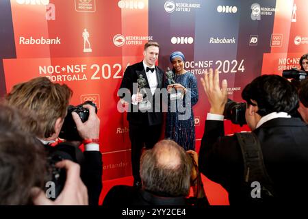 ARNHEM - Harrie Lavreysen et Sifan Hassan avec les prix du sportif et de la sportive de l'année 2024 lors de la remise des prix sportifs lors du gala sportif NOC*NSF. ANP ROBIN VAN LONKHUIJSEN Banque D'Images