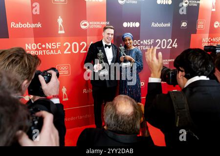 ARNHEM - Harrie Lavreysen et Sifan Hassan avec les prix du sportif et de la sportive de l'année 2024 lors de la remise des prix sportifs lors du gala sportif NOC*NSF. ANP ROBIN VAN LONKHUIJSEN Banque D'Images