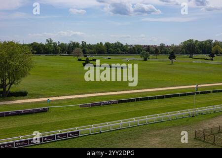 Wroclaw, Pologne- Maj 3, 2024 : vue panoramique d'une piste de course hippique verte par une journée ensoleillée à l'hippodrome de la ville historique avec de l'herbe verte, des clôtures blanches Banque D'Images