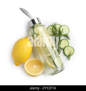 Eau de citron en bouteille, romarin, fruits frais et tranches de concombre sur fond blanc, vue de dessus Banque D'Images