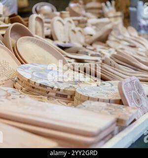 Accessoires de cuisine en bois faits à la main et articles décoratifs sur un étal de marché de noël. Riga, Lettonie Banque D'Images