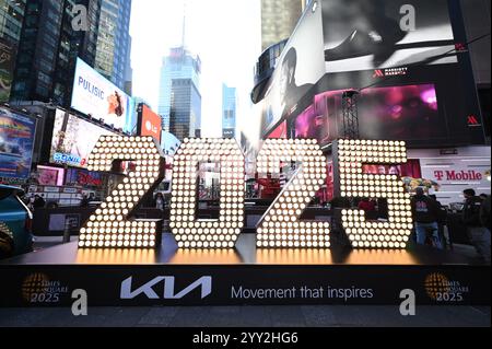 New York, États-Unis. 18 décembre 2024. Vue des chiffres de la Saint-Sylvestre 2025 à Times Square, New York, NY, 18 décembre 2024. Les chiffres de 2025 mètres de haut sont exposés à Duffy Square à Times Square jusqu'au 23 décembre. (Photo par Anthony Behar/Sipa USA) crédit : Sipa USA/Alamy Live News Banque D'Images