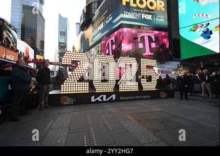 New York, États-Unis. 18 décembre 2024. Vue des chiffres de la Saint-Sylvestre 2025 à Times Square, New York, NY, 18 décembre 2024. Les chiffres de 2025 mètres de haut sont exposés à Duffy Square à Times Square jusqu'au 23 décembre. (Photo par Anthony Behar/Sipa USA) crédit : Sipa USA/Alamy Live News Banque D'Images