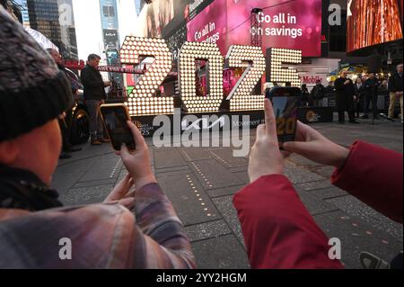 New York, États-Unis. 18 décembre 2024. Vue des chiffres de la Saint-Sylvestre 2025 à Times Square, New York, NY, 18 décembre 2024. Les chiffres de 2025 mètres de haut sont exposés à Duffy Square à Times Square jusqu'au 23 décembre. (Photo par Anthony Behar/Sipa USA) crédit : Sipa USA/Alamy Live News Banque D'Images