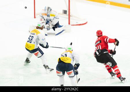 Lausanne, Suisse. , . Tim Bozon (offense) de Lausanne HC #94 Shoots et Gilles Senn (gardien de but) de Ambri Piotta #90 dévie le palet lors de la ligue nationale Lausanne HC vs HC Ambri Piotta, jour 21 à Vaudoise Arena. Crédit : Sipa USA/Alamy Live News Banque D'Images