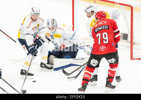 Lausanne, Suisse. , . Joel Genazzi (offense) du Lausanne HC #79 en action contre Gilles Senn (gardien de but) de Ambri Piotta #90 lors de la ligue nationale Lausanne HC vs HC Ambri Piotta, jour 21 à Vaudoise Arena. Crédit : Sipa USA/Alamy Live News Banque D'Images