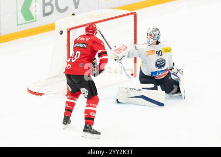 Lausanne, Suisse. , . Gilles Senn (gardien de but) de Ambri Piotta #90 dévie un tir d'Ahti Oksanen (attaque) de Lausanne HC #29 lors de la ligue nationale Lausanne HC vs HC Ambri Piotta, jour 21 à Vaudoise Arena. Crédit : Sipa USA/Alamy Live News Banque D'Images