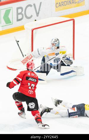 Lausanne, Suisse. , . Ken Jager (offense) de Lausanne HC #17 Shoots et Gilles Senn (gardien de but) de Ambri Piotta #90 dévie le palet lors de la ligue nationale Lausanne HC vs HC Ambri Piotta, jour 21 à Vaudoise Arena. Crédit : Sipa USA/Alamy Live News Banque D'Images