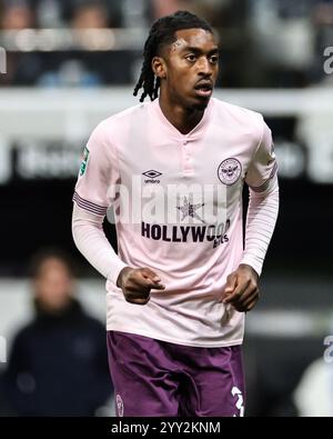 Newcastle, Royaume-Uni. 18 décembre 2024. Paris Maghoma de Brentford lors du Carabao Cup Quarter final Newcastle United vs Brentford au James's Park, Newcastle, Royaume-Uni, le 18 décembre 2024 (photo Mark Cosgrove/News images) à Newcastle, Royaume-Uni le 18/12/2024. (Photo de Mark Cosgrove/News images/SIPA USA) crédit : SIPA USA/Alamy Live News Banque D'Images