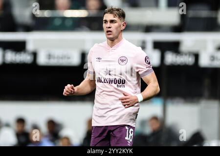 Newcastle, Royaume-Uni. 18 décembre 2024. Yehor Yarmolyuk de Brentford lors du Carabao Cup Quarter final Newcastle United vs Brentford au James's Park, Newcastle, Royaume-Uni, le 18 décembre 2024 (photo Mark Cosgrove/News images) à Newcastle, Royaume-Uni le 18/12/2024. (Photo de Mark Cosgrove/News images/SIPA USA) crédit : SIPA USA/Alamy Live News Banque D'Images