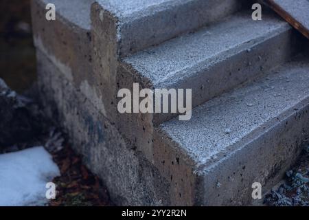 Gros plan de marches en béton recouvertes de givre. Structure en béton. Escalier. Banque D'Images