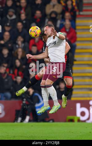 Bournemouth, Royaume-Uni. 16 décembre 2024. Bournemouth, Angleterre, 16 décembre 2024 : Milos Kerkez de Bournemouth (à gauche) affronte Vladimir Coufal de West Ham United (à droite) lors du match de premier League entre Bournemouth et West Ham United au Vitality Stadium de Bournemouth, en Angleterre. (David Horton/SPP) (David Horton/SPP) crédit : SPP Sport Press photo. /Alamy Live News Banque D'Images