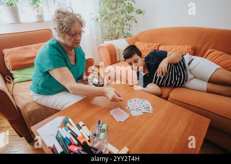 Grand-mère et petit-fils jouant aux cartes ensemble à la maison Banque D'Images