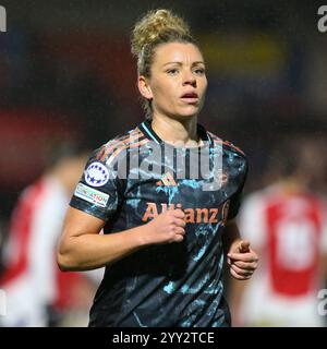 Borehamwood, Royaume-Uni. 18 décembre 2024. Linda Dallmann du Bayern München lors du match de l'UEFA Women's Champions League entre Arsenal et le Bayern München au Meadow Park . Crédit : Jay Patel/Alamy Live News Banque D'Images