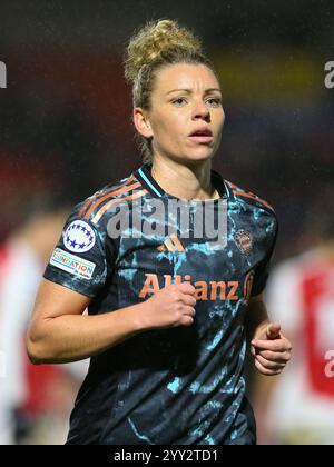 Borehamwood, Royaume-Uni. 18 décembre 2024. Linda Dallmann du Bayern München lors du match de l'UEFA Women's Champions League entre Arsenal et le Bayern München au Meadow Park . Crédit : Jay Patel/Alamy Live News Banque D'Images