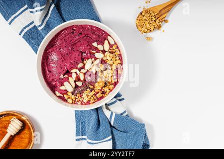 Délicieux bol à smoothie aux baies surmonté de granola, petit déjeuner sain Banque D'Images