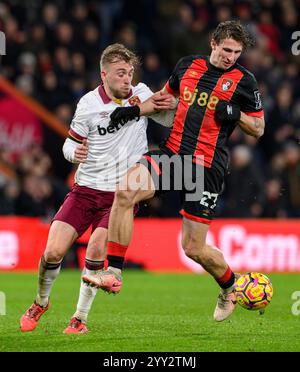 Bournemouth, Royaume-Uni. 16 décembre 2024. Bournemouth, Angleterre, 16 décembre 2024 : Jarrod Bowen de West Ham United (à gauche) combat avec Illya Zabarnyi de Bournemouth (à droite) lors du match de premier League entre Bournemouth et West Ham United au Vitality Stadium de Bournemouth, en Angleterre. (David Horton/SPP) (David Horton/SPP) crédit : SPP Sport Press photo. /Alamy Live News Banque D'Images