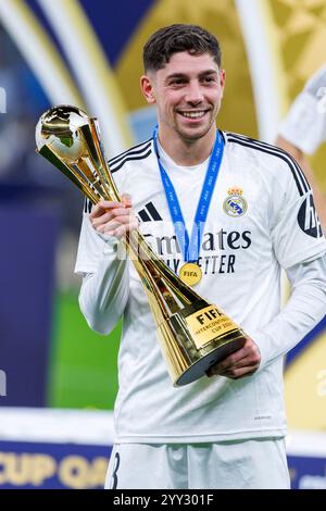 Doha, Qatar. 18 décembre 2024. Federico Valverde du Real Madrid pose pour une photo avec le trophée de la Coupe intercontinentale de la FIFA après le match de la Coupe intercontinentale de la FIFA entre le Real Madrid espagnol et le Pachuca mexicain, au stade Lusail, à Doha, Qatar, le 18 décembre, 2024. photo : Ahmed Alsaidi/DiaEsportivo/Alamy Live News crédit : DiaEsportivo/Alamy Live News Banque D'Images