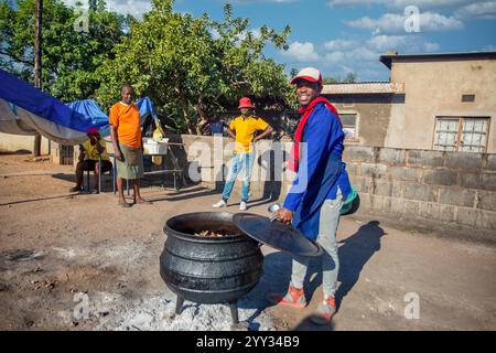 Vendeur de rue, homme cuisinant des talons de vache bouillis de nourriture traditionnelle du Botswana Banque D'Images