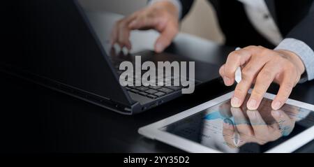 Homme utilisant la tablette pour voir le graphique. Photo recadrée de l'homme d'affaires analysant le diagramme d'affaires, les statistiques de marketing et les graphiques du marché financier sur l'ordinateur portable monit Banque D'Images