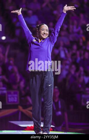 Baton Rouge, LOUISIANE, États-Unis. 16 décembre 2024. Aleah Finnegan de la LSU est présenté à la foule avant la soirée Mike Open Gym 101 de la LSU au Pete Maravich Assembly Center à Baton Rouge, EN LOUISIANE. Jonathan Mailhes/CSM/Alamy Live News Banque D'Images